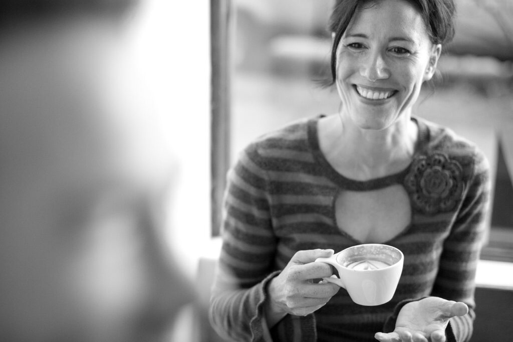 CHICA TOMANDO UN CAFÉ