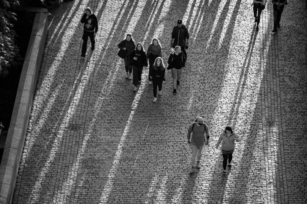 GENTE ANDANDO POR LA CALLES